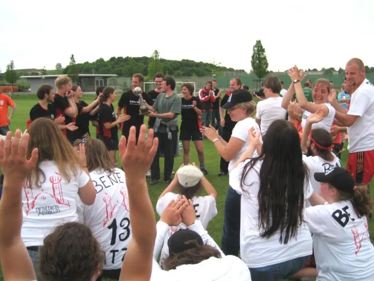Benediktbeurer Theologiestudierende (weiße Trikots) bei Theocup in Würzburg