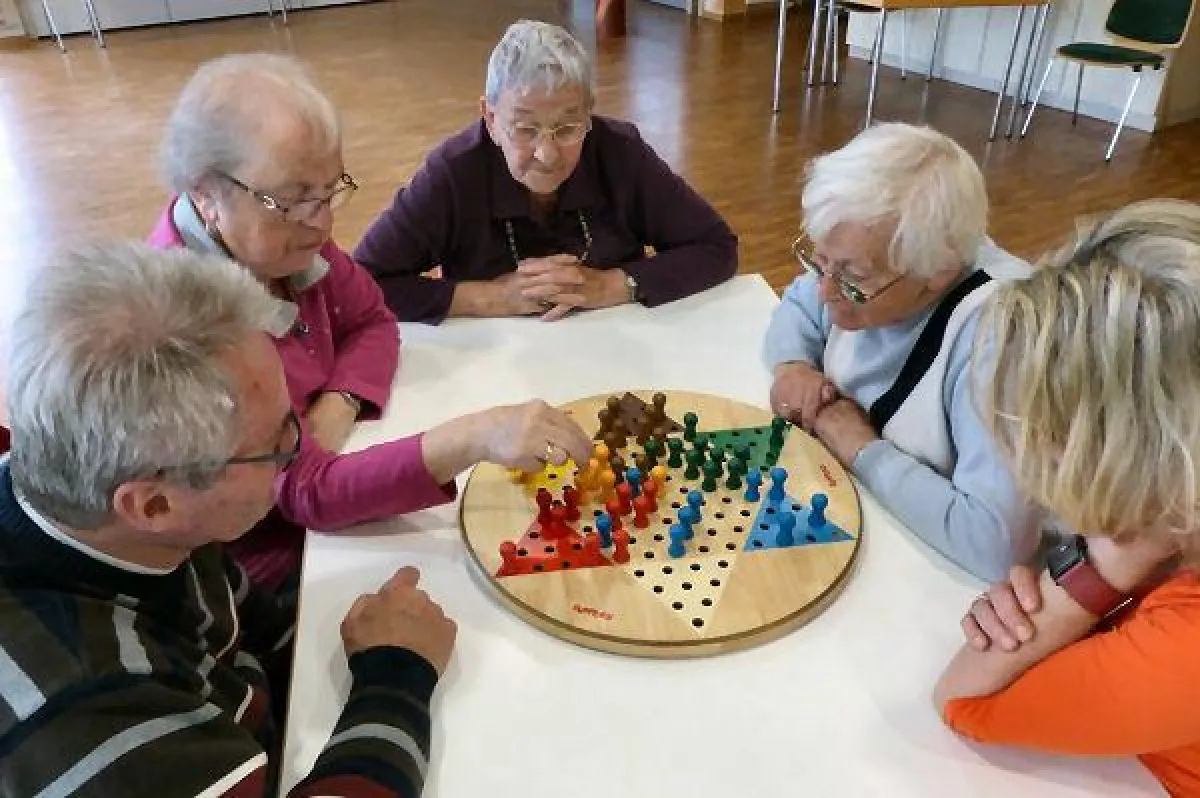 Gespräche und Spiele sind ein Teil der gemeinsamen Aktivitäten in den „Lebensräumen für Jung und Alt