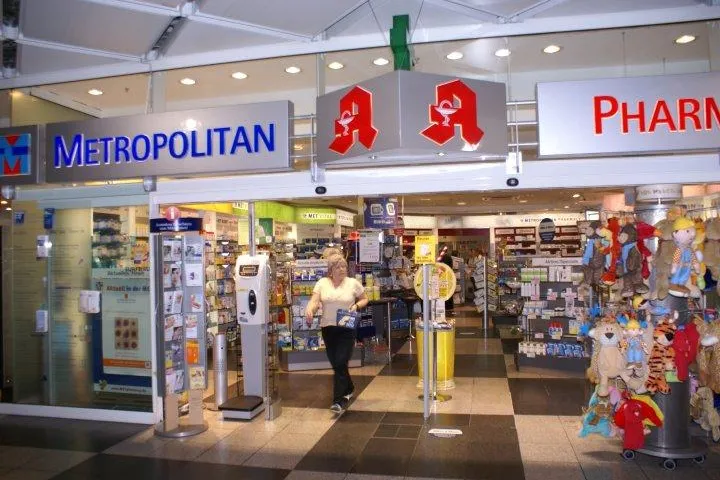 Bild: Last Minute-Shopping in der Flughafenapotheke - ben-u-ron und Ohrenstöpsel sind Bestseller in München