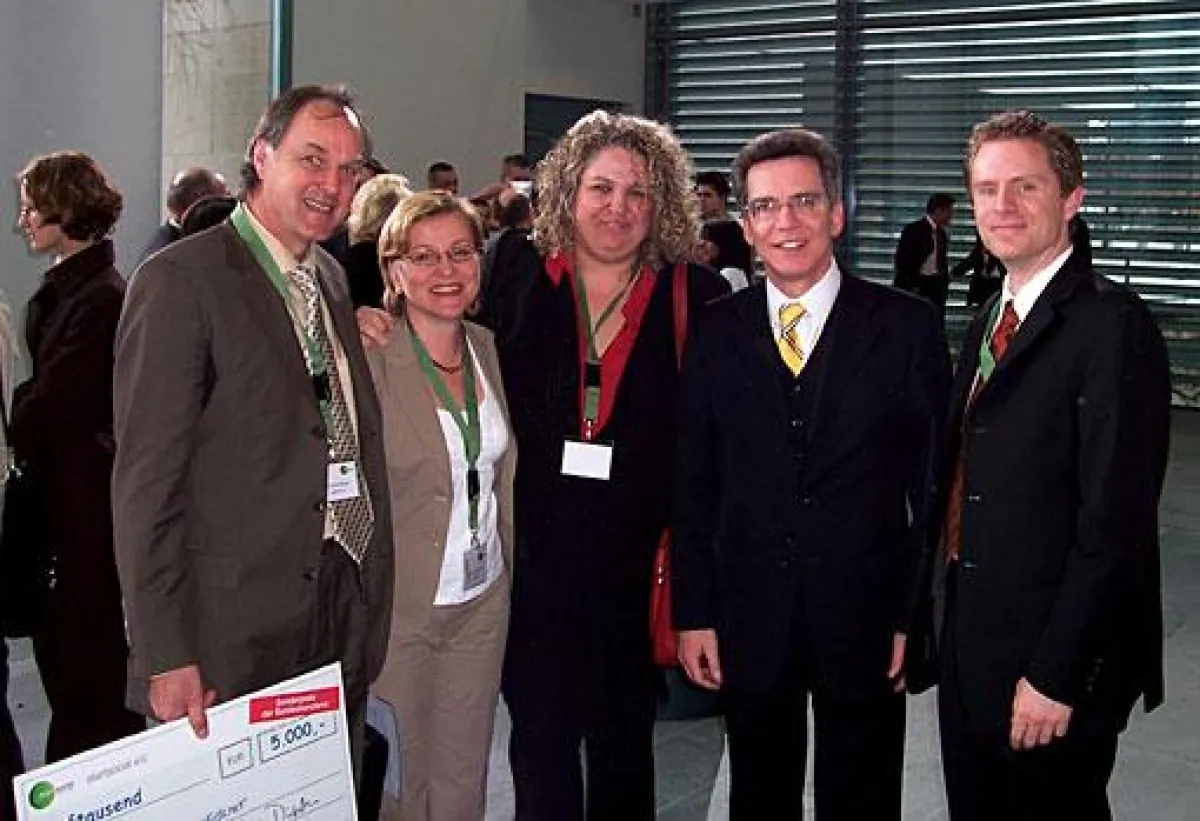 v.l.n.r.: Michael Kortländer, Dr. Britta Büchner, Kirstin Wolf (startsocial-Expertin), Bundesminister Dr. Thomas de Maizière, Alex Wiggert (startsocial-Coach)