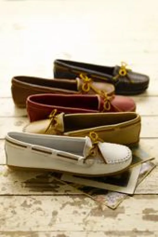 Schön pur im Design: Die neuen MINNETONKA Smooth Mocs aus Glattleder (Foto: Minnetonka)
