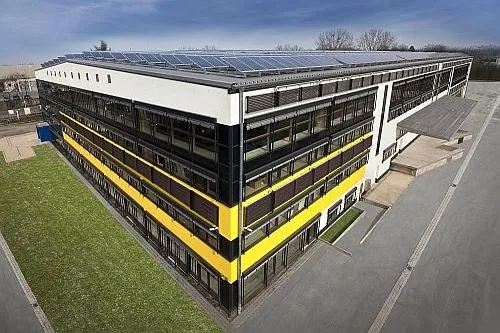 Bild: AS Solar eröffnet einzigartiges Plusenergie-Industriegebäude in Hannover