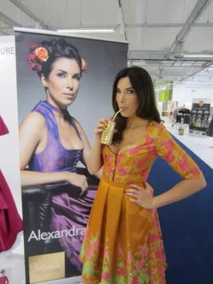 Bild: Moderatorin Alexandra Polzin präsentiert mit RICH ihre erste eigene Dirndl-Kollektion