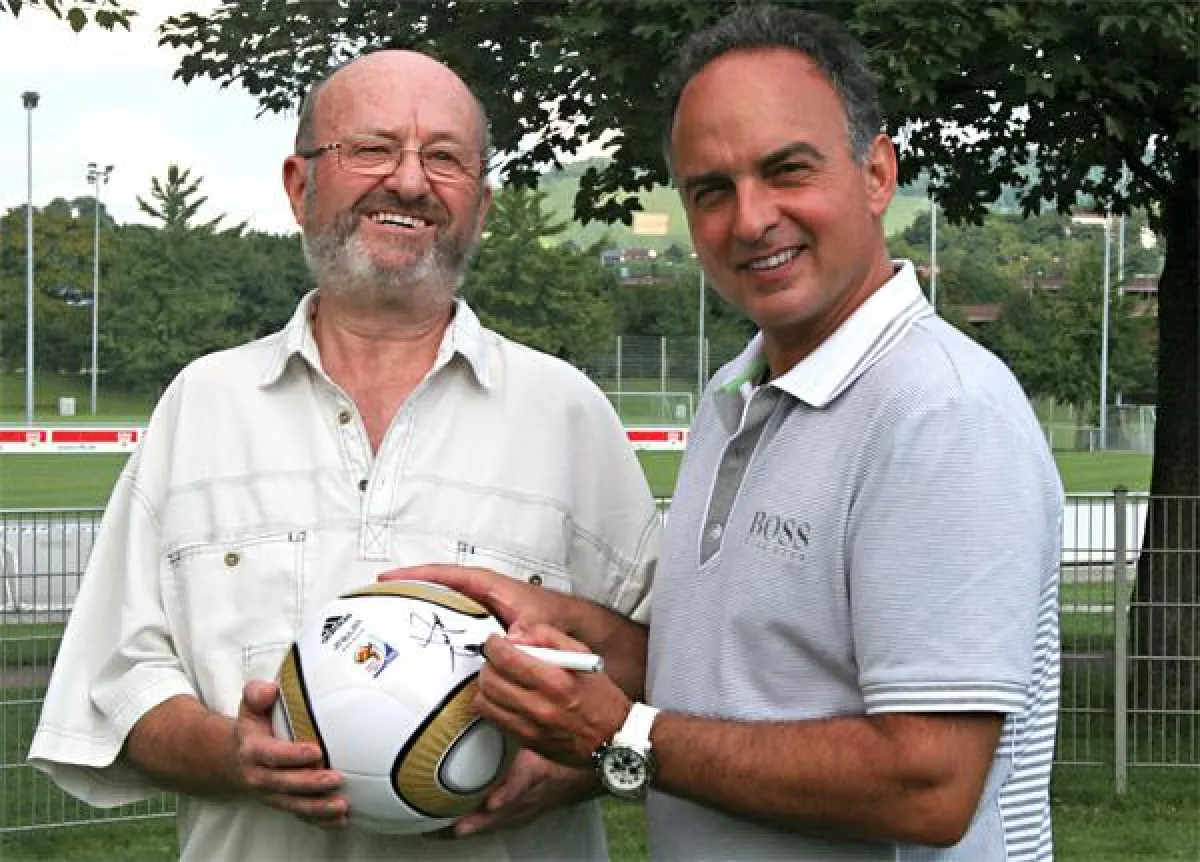 Hansi Müller übergibt WM-Finalball an Fußballexperte Gert Herrmann aus Ingersheim. © wuerttembergweb