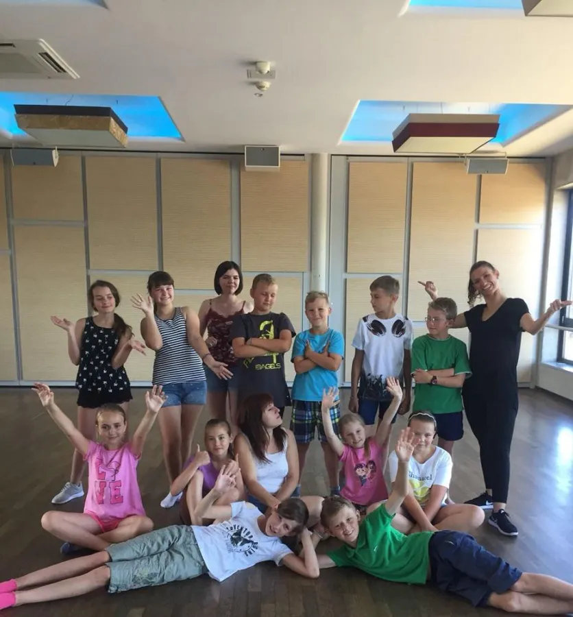 Die jungen Tänzer mit Tanzlehrerin Annika Grochocki rechts im Bild