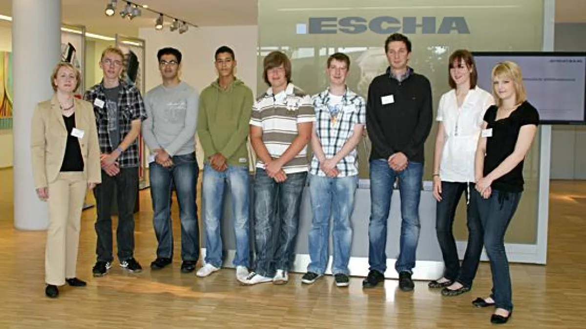 Personalleiterin Kerstin Willers (links) freut sich, acht neue Auszubildende bei ESCHA willkommen zu heißen.