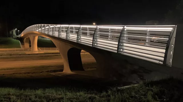 Bild: Perfekt ausgeleuchtet: Blendfreie Brücke bildet den Lückenschluss für Radfahrer und Fußgänger