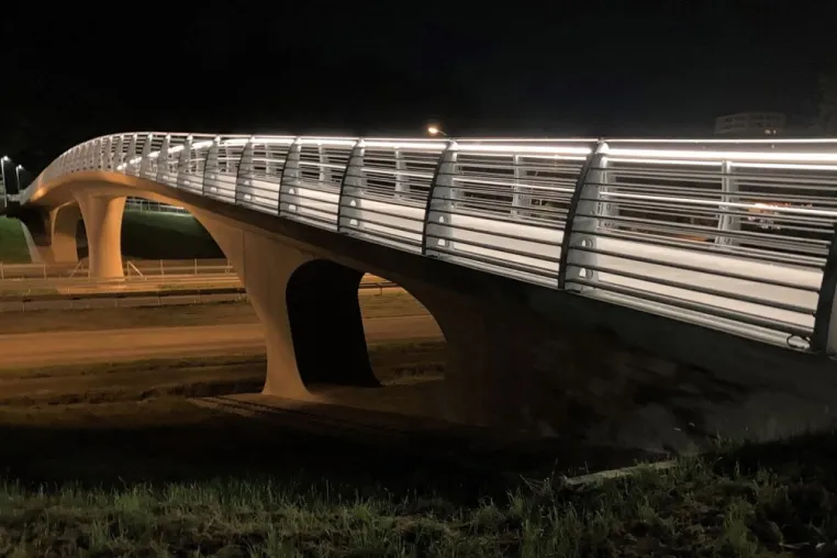 Bild: Perfekt ausgeleuchtet: Blendfreie Brücke bildet den Lückenschluss für Radfahrer und Fußgänger