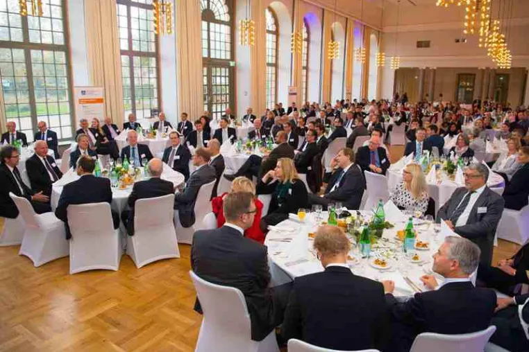 Bild: Pionier des technischen Fernstudiums feiert 20-jähriges Jubiläum