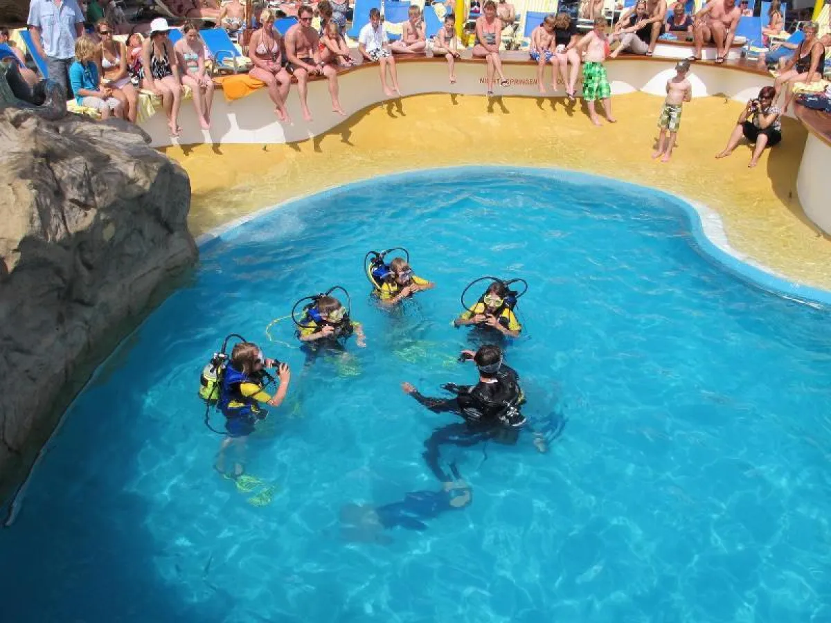 Kinder tauchen im Pool von AIDAvita