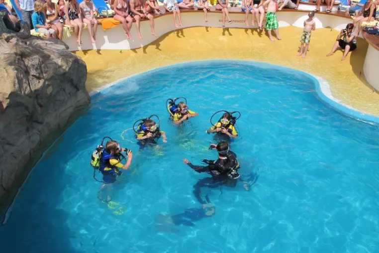 Bild: Puzzeln mit Tauchermaske auf AIDA – Tauchen spielerisch erlernen