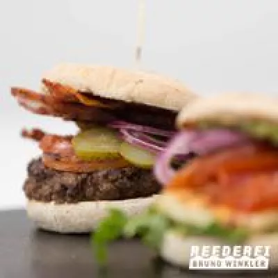 Bild: Bootsfahrt mit Burger. Gastronomische Spreetour durch Berlin.