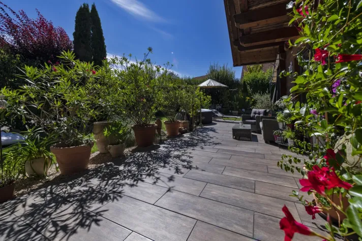 Bild: Angesagte Holzoptik für die Terrasse: Dauerhafte Natürlichkeit 