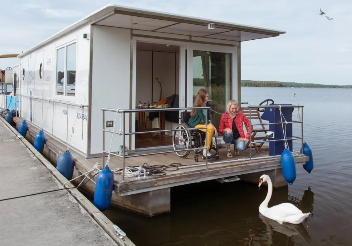Urlaub auf dem barrierefreien Hausboot im Ruppiner Seenland. Foto:  Kuhnle-Tours