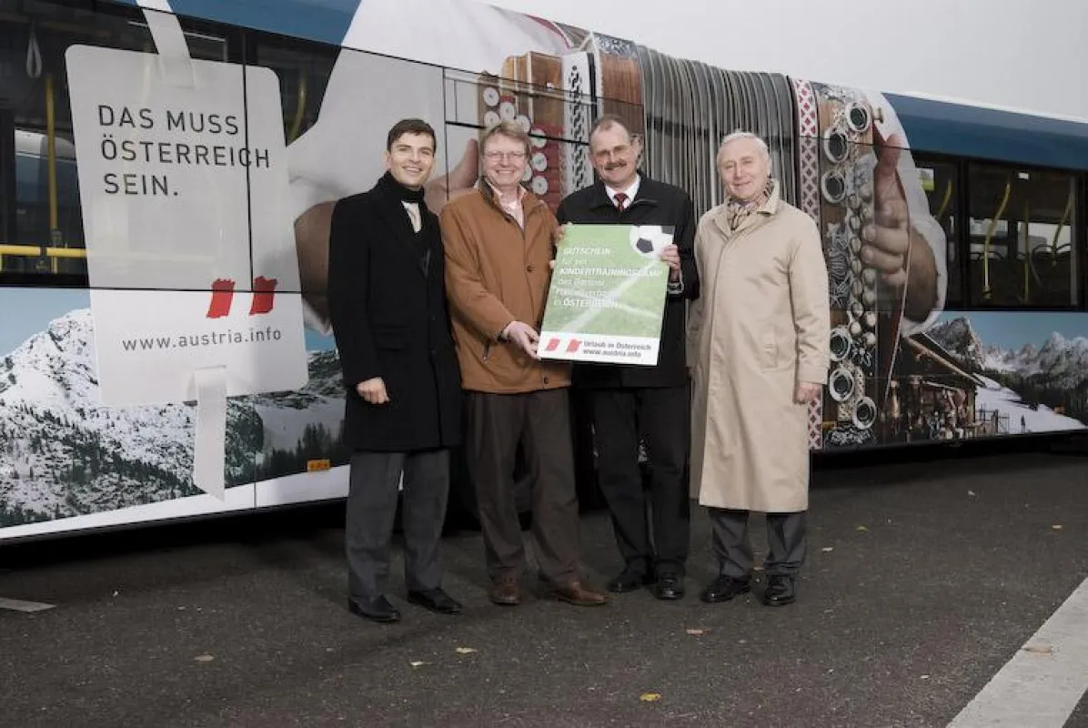 Stefan Fak von der Österreich Werbung und Österreichs Botschafter Dr. Christian Prosl übergeben den Gutschein für das Fußballcamp an Bernd Schultz und Jugend Andreas Kupper vom Berliner Fußball-Verban