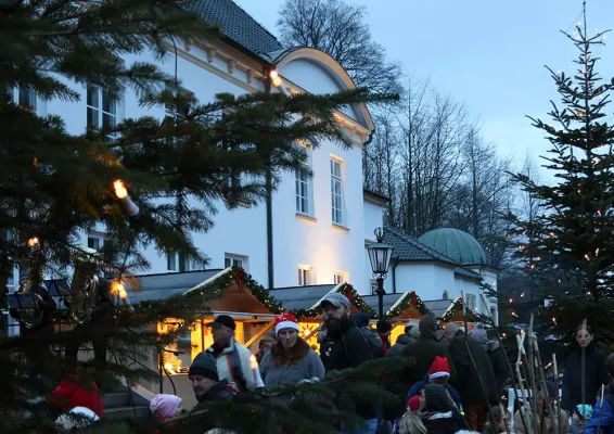 Bild: Premiere für Weihnachtsmarkt auf dem historischen Gelände der Stiftung Louisenlund