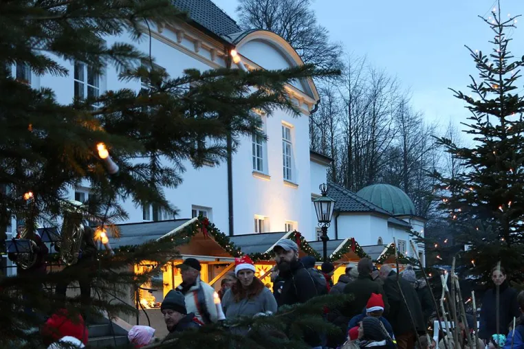 Bild: Premiere für Weihnachtsmarkt auf dem historischen Gelände der Stiftung Louisenlund