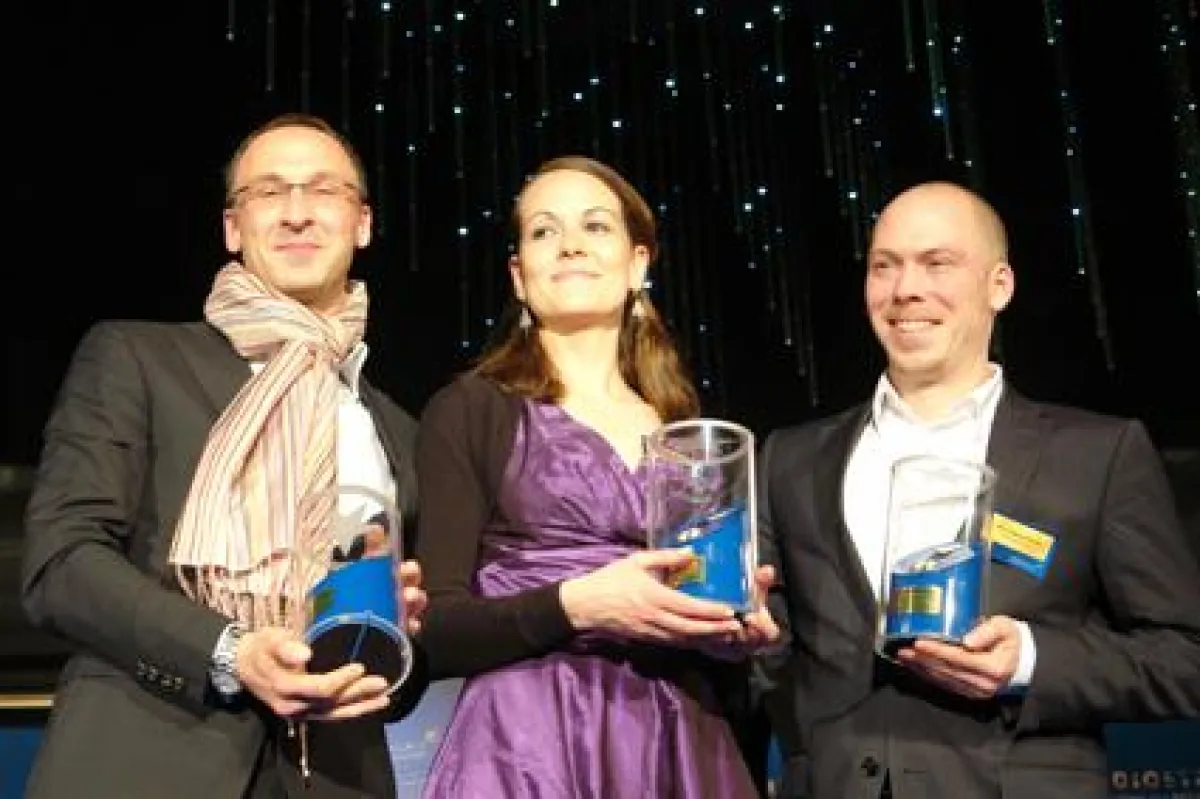 Das Foto zeigt (von links): Daniel Kumelis (Runners Point), Miriam Al-Badawi und Piet Blumentritt (beide Selling Spot Studios). (Abdruck honorarfrei).