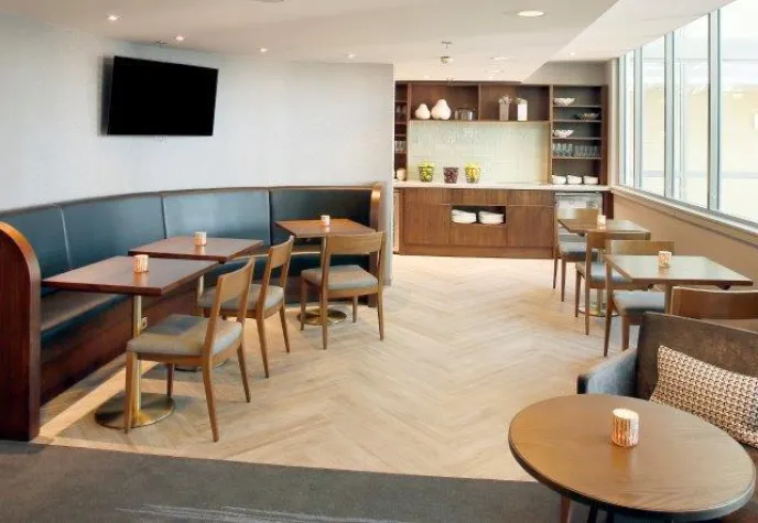 Über den Dächern von Frankfurt: Executive Lounge im Hilton Frankfurt City Centre im modernen Look Bild: Über den Dächern von Frankfurt: Executive Lounge im Hilton Frankfurt City Centre im modernen Look