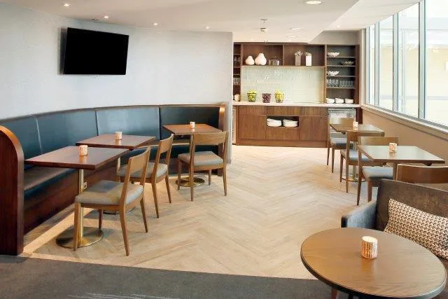 Über den Dächern von Frankfurt: Executive Lounge im Hilton Frankfurt City Centre im modernen Look Bild: Über den Dächern von Frankfurt: Executive Lounge im Hilton Frankfurt City Centre im modernen Look