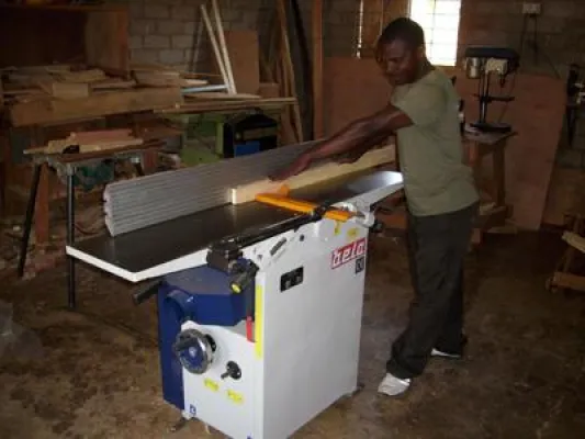 Bild: Hobelmaschine aus Deutschland erleichtert Schreinern in Afrika die Arbeit