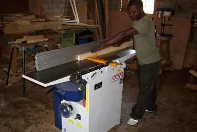 Bild: Hobelmaschine aus Deutschland erleichtert Schreinern in Afrika die Arbeit