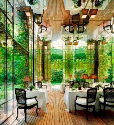 Bild: Safarizelt und Blütenmeer