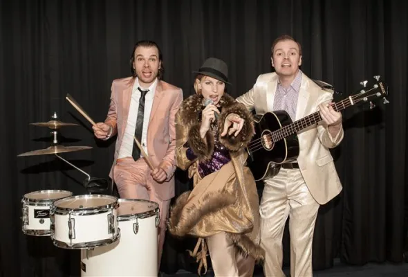 Bild: STAMMZELLFORMATION | Die Drei von der Stammzelle | Uraufführung | BKA Theater | 05. - 09. Juni | je 20 H