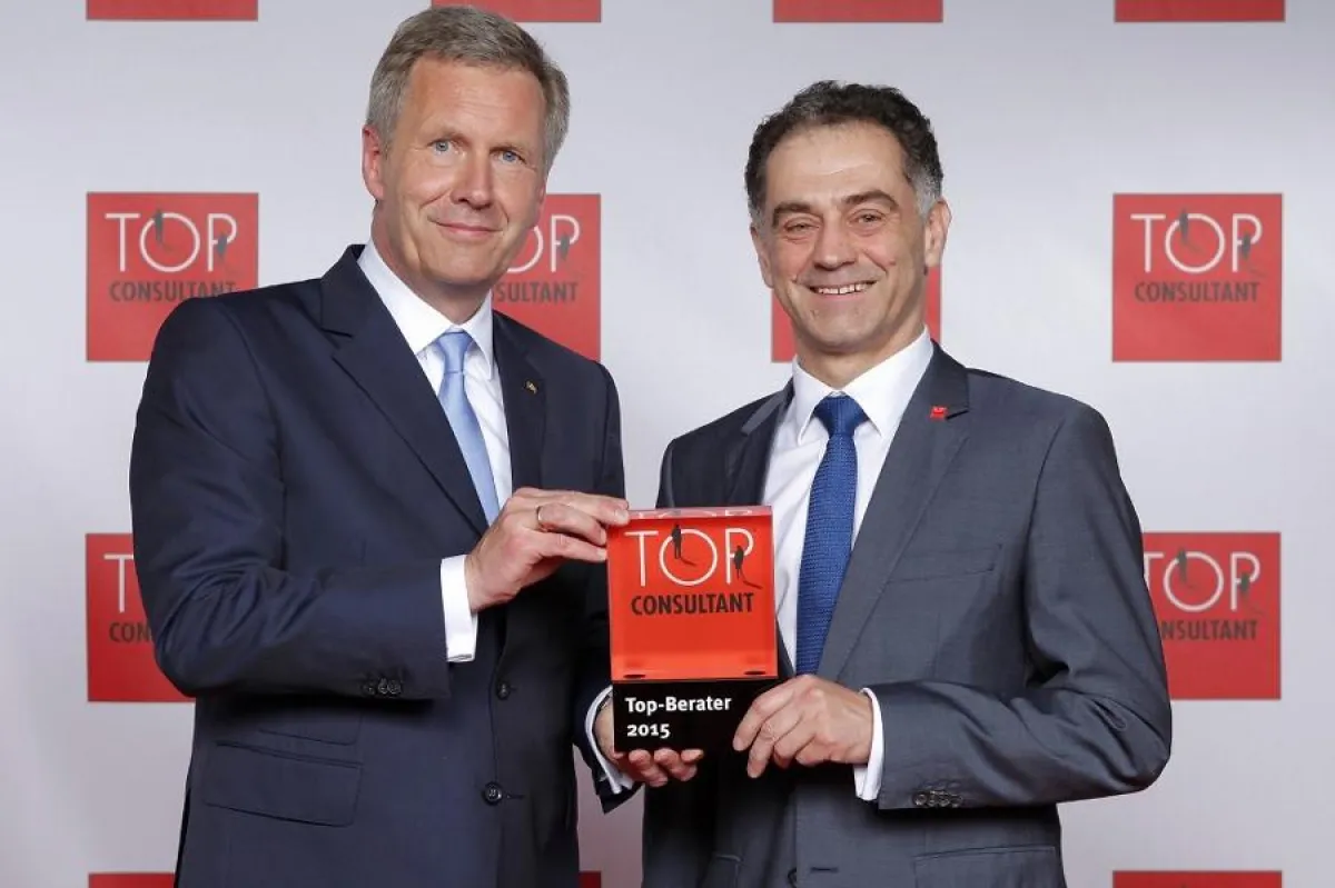 Bundespräsident a.D. Christian Wullf überreicht die Auszeichnung an Frank Widmayer