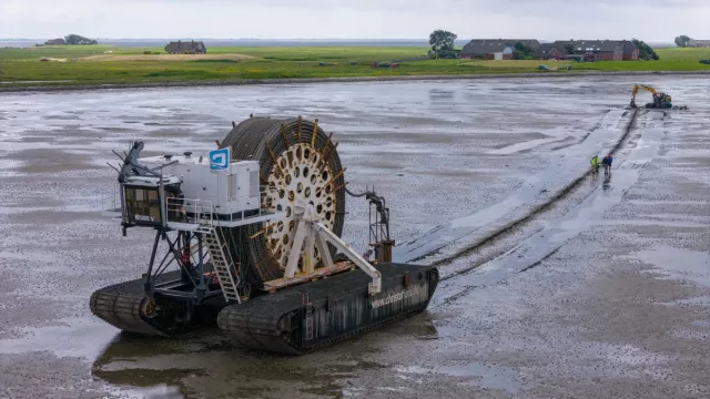 Bild: HanseWerk: "Nessie" verlegt neues Seekabel zwischen Oland und Langeneß