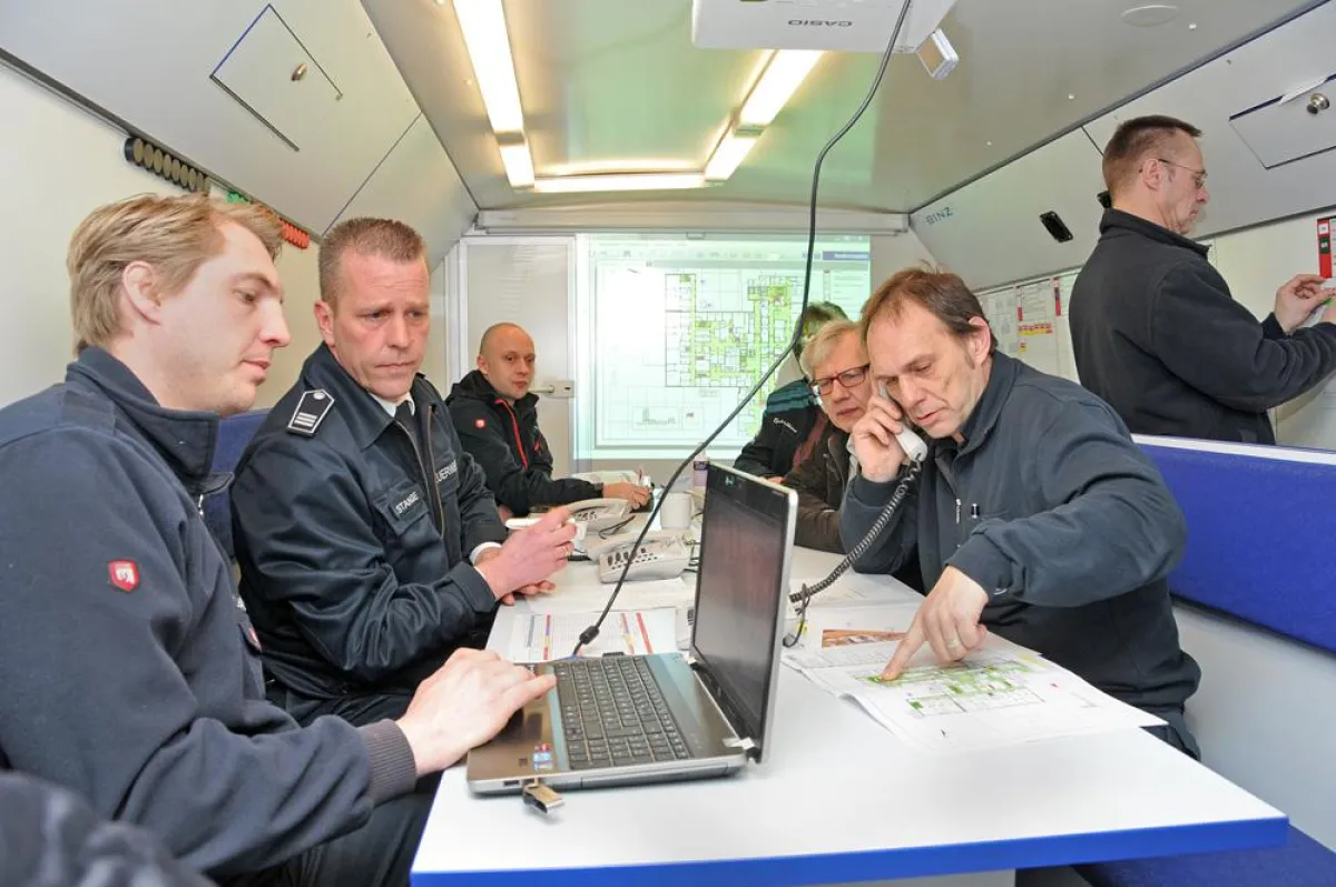 beübte Einsatzleitung im Bus