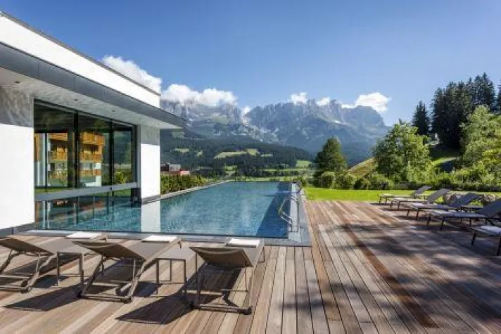 Abtauchen mit dem Bergdoktor - Filmreifer Infinity-Pool vor traumhafter Kulisse Bild: Abtauchen mit dem Bergdoktor - Filmreifer Infinity-Pool vor traumhafter Kulisse