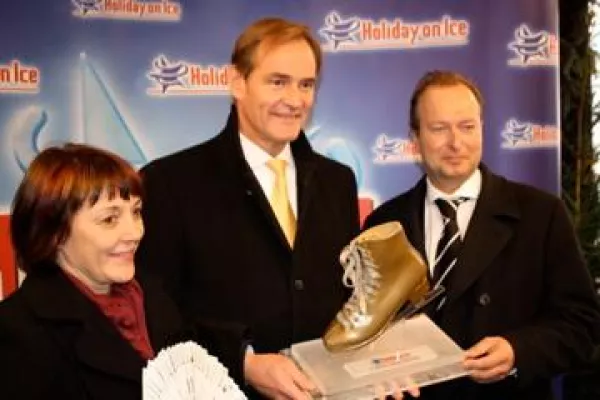 Bild: Leipzig erhält Holiday on Ice-Award - Oberbürgermeister Jung nimmt goldenen Schlittschuh entgegen