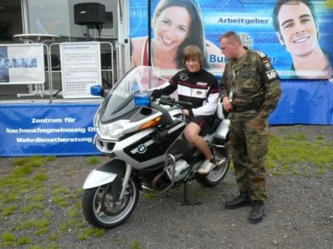 Rennfahrer Marcel Bach vom Yamaha R6-Dunlop-Cup im Fachgespräch