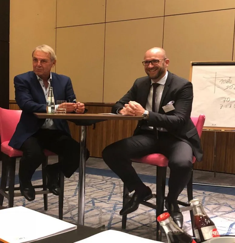 Sven Putfarken, Geschäftsführer des IFNP, und Jörg Wontorra beim 4. Düsseldorfer Finanzplanertag