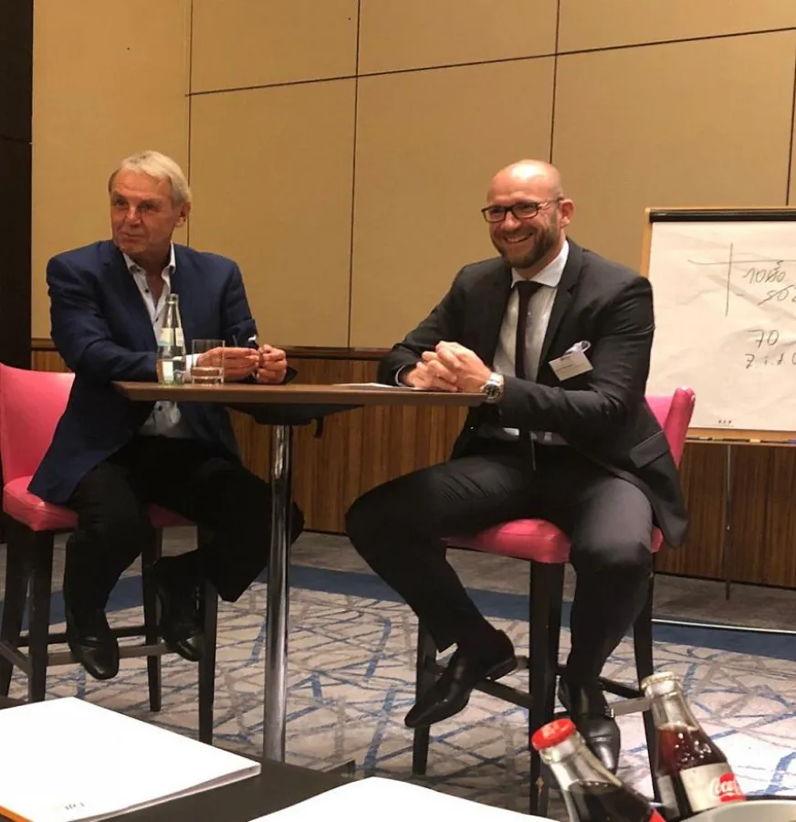 Sven Putfarken, Geschäftsführer des IFNP, und Jörg Wontorra beim 4. Düsseldorfer Finanzplanertag