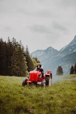 Bild: Resi, ich hol‘ dich mit dem Traktor ab