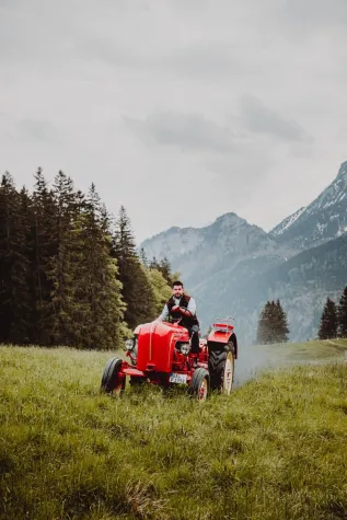 Bild: Resi, ich hol‘ dich mit dem Traktor ab
