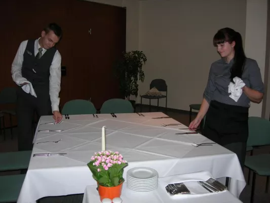 Bild: Auszubildende im Holiday Inn Berlin-Mitte planen Veranstaltung zum Martinstag