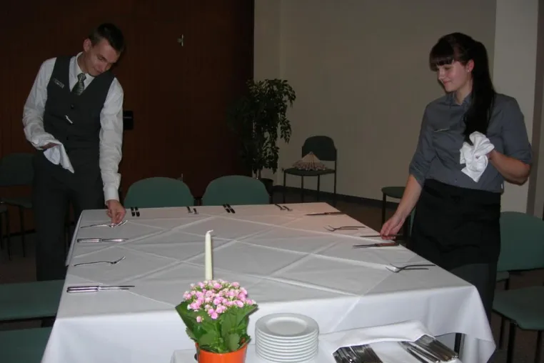 Auszubildende im Holiday Inn Berlin-Mitte planen Veranstaltung zum Martinstag Bild: Auszubildende im Holiday Inn Berlin-Mitte planen Veranstaltung zum Martinstag