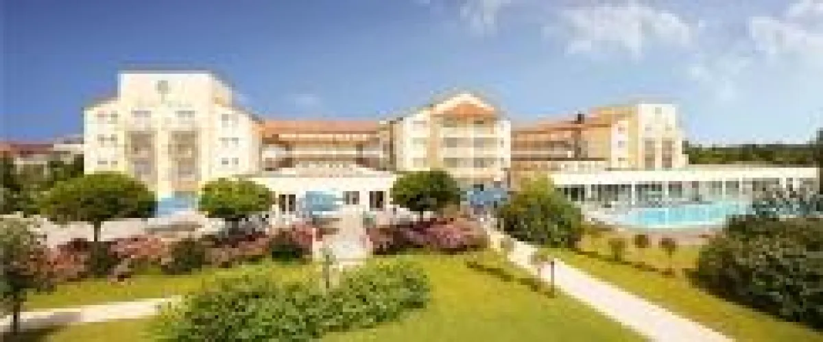 Hotelansicht mit Terrasse und Pool