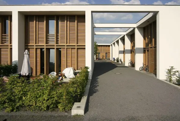 Bild: Modernes Wohnen in der Stadt – mit Holz - Eine Änderung des Baugesetzbuches soll die Innenentwicklung von Städten fördern und neue Lebensqualität schaffen