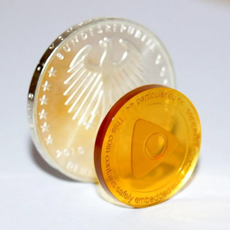 Silber-Münze aus Kunststoff: Thermoplastisches Polyurethan mit eingebetteten Silber-Nanopartikeln.
