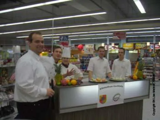 Bild: StudentInnen der Hotelfachschule BELHOGA, Ahaus, planen und setzen ihr erstes Bewirtungsmanagement-Projekt um