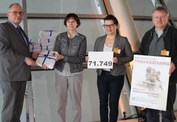 Bild: 71.000 Unterschriften gegen besonders grausame Tierversuche - Übergabe im Reichstag