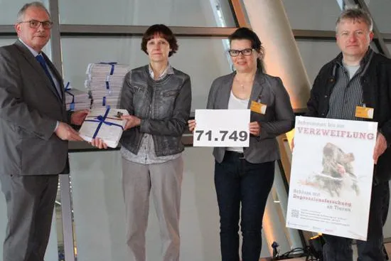 Bild: 71.000 Unterschriften gegen besonders grausame Tierversuche - Übergabe im Reichstag
