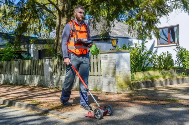 Bild: Sensibler Riecher trotz Schutzmaske: Gasspürer im Auftrag von Gasnetz Hamburg unterwegs