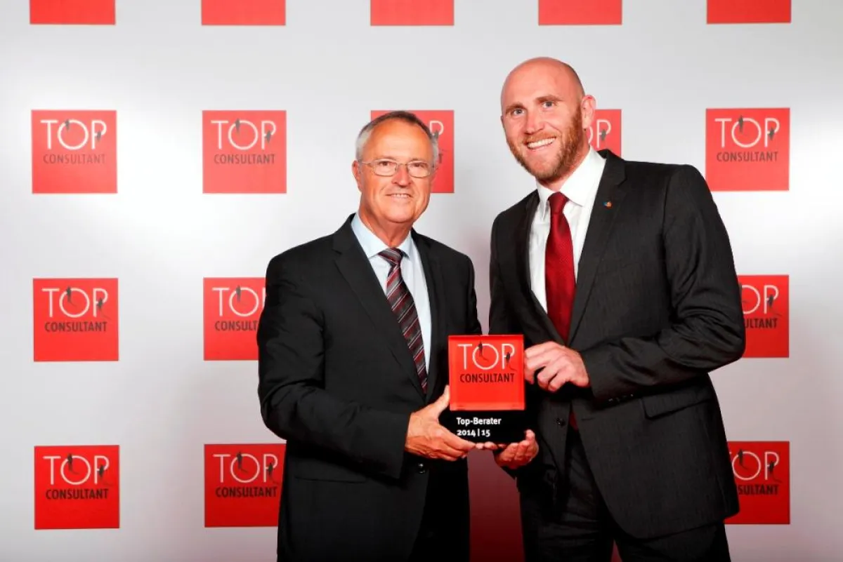 Hans Eichel übergibt die TOP CONSULTANT Auszeichnung an switspot Vertriebsleiter Henning Bachmayer