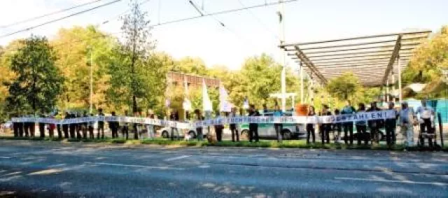 Bild: Demonstration vor Zoo Duisburg – Delfinschützer erleben Aggressionen – Höhn ermutigt