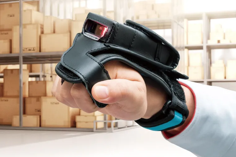 Schlauer Handschuh für mehr Effizienz: DENSO WAVE EUROPE launcht robusten SF1 Wearable Bild: Schlauer Handschuh für mehr Effizienz: DENSO WAVE EUROPE launcht robusten SF1 Wearable